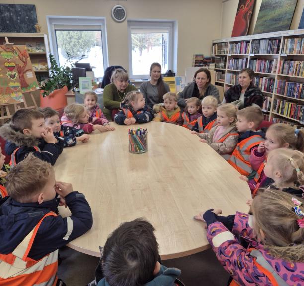Nuo žiemos iki pavasario: bendrystė ir kūryba Domeikavos bibliotekoje