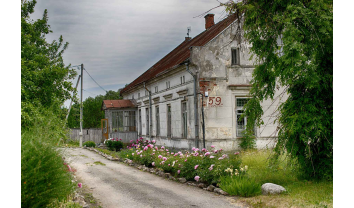 Lietuvos valstybės ir visuomenės veikėjos, literatūros kritikės, vertėjos Ugnės Karvelis gimtinė Ringaudų sen.