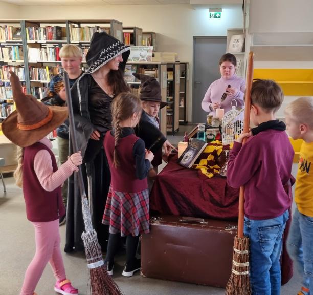 Interaktyvi instaliacija „Svečiuose pas Harį Poterį“ Ramučių bibliotekoje