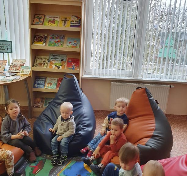 Batniavos darželio mažiausiųjų viešnagė bibliotekoje
