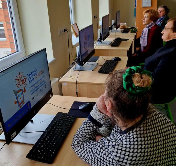 Vilkijos neįgalieji mokėsi saugiai naršyti internete
