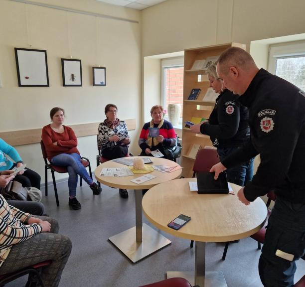 Policijos pareigūnai susitiko su Vilkijos gyventojais