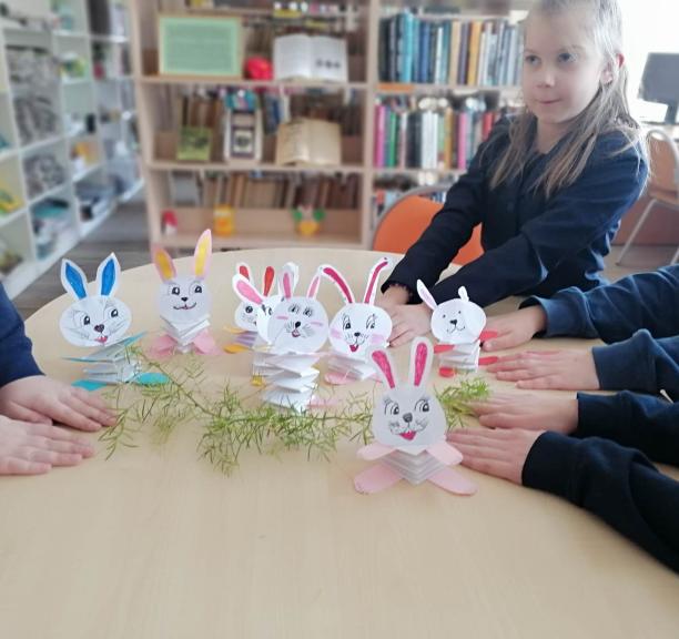 Velykiniai zuikučiai Eigirgalos bibliotekoje 