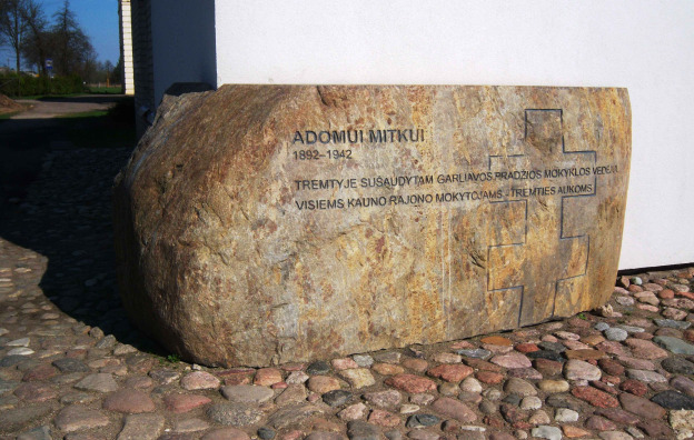 0001_akmuo_mokyklos_dir-_adomui_mitkui_1_11zon_1735377622-32cab105621e6c216a7cedc6257ff4ba.jpg