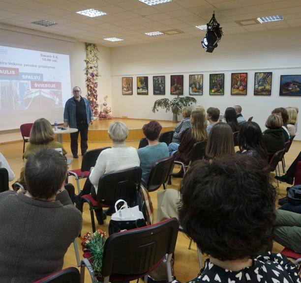 Spalvų šviesa bibliotekoje