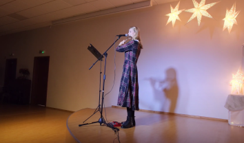 Aktorės Emilijos Latėnaitės poetinė-muzikinė programa „Meldžiuos, dainuoju ir Tavęs ilgiuosi“