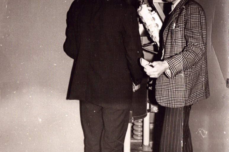 Sitkūnų radijo stoties vadovas Lionginas Uknevičius su derintojais iš Leningrado (dab. Sankt Peterburko) prie „Vichr“ siųstuvo. Sitkūnų bendruomenės archyvo nuotr., apie 1975 m.