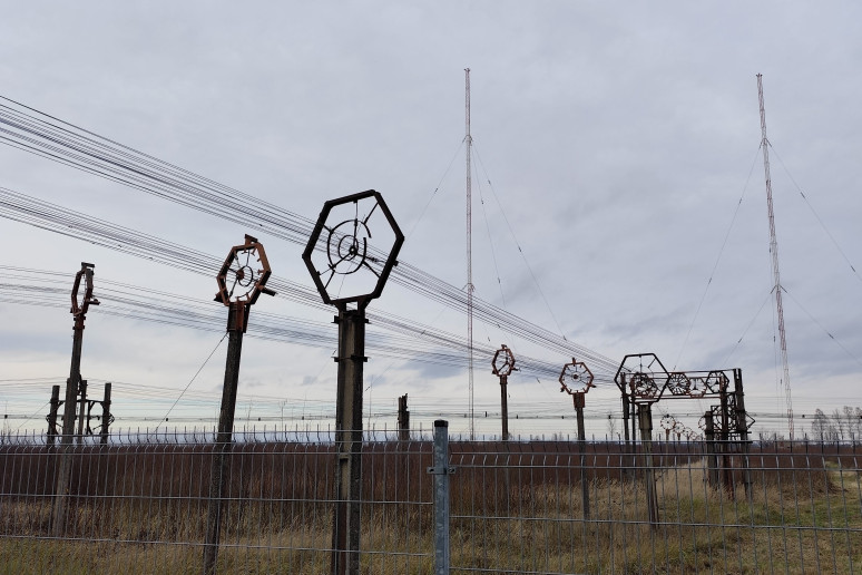 Fideriai – siųstuvų jungtys su antenomis. Kristinos Meilutės nuotr., 2025 m.